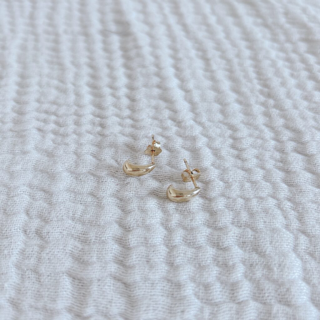 Cream dot.のぷっくり艶めくステンレス製ドロップピアスの実物写真。小ぶりで上品なデザインが特徴。