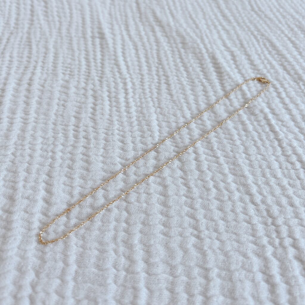 Cream dot.のネックレスチェーン(フラットタイプ・40cm)実物写真。18Kコーティングで高見えする上品なデザイン。